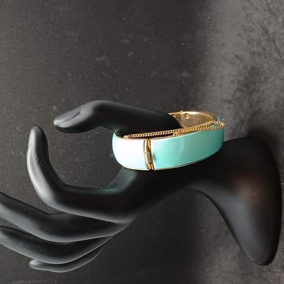 Vintage Jewelry - small vintage blue gold tone hinge bracelet